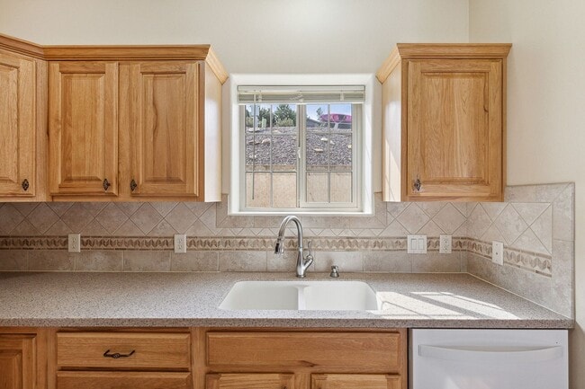 Photo - Spacious Sun-filled 3 bed 2.5 Bath Townhouse