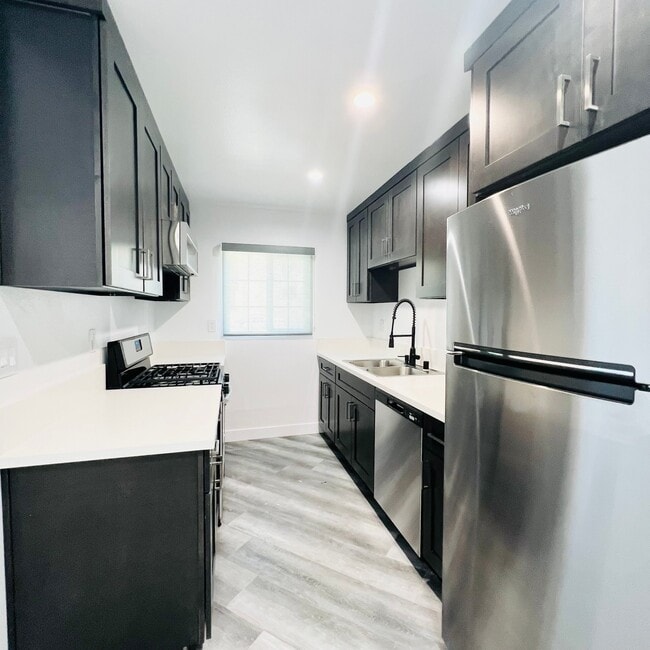 900 W College St Unit 5