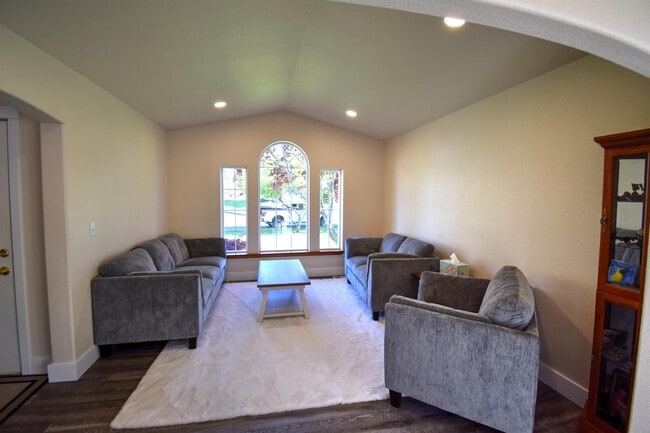 Photo - 2918 Lohman Ct SE