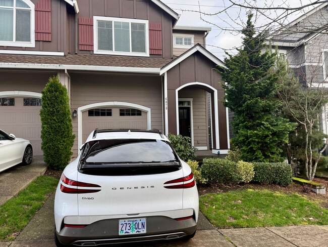 Building Photo - Awesome North Bethany TH w/ Air Con and private yard too.