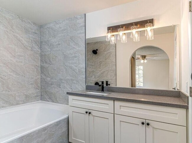 Photo - GUARD GATED / Canyon Gate Highly upgraded ... Unidad 2023