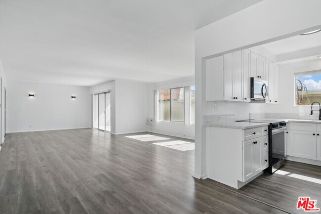 Building Photo - 621 San Vicente Blvd Unit 302 Rental