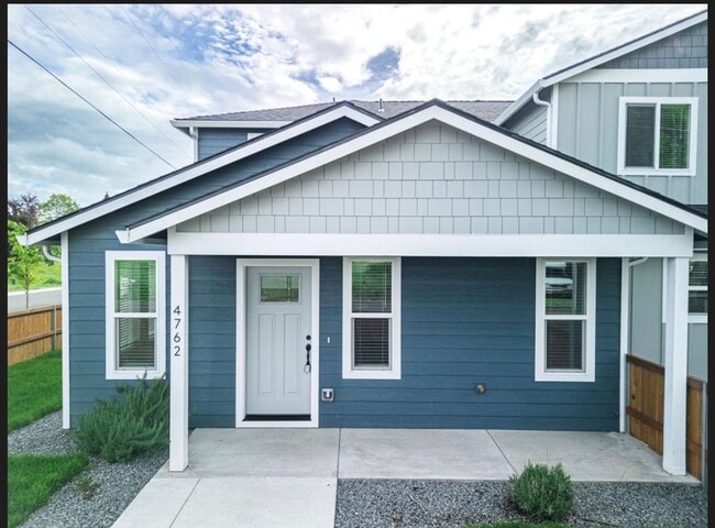 Photo - Newer Central Point 3 Bedroom / 2.5 Bath with views of the Table Rock