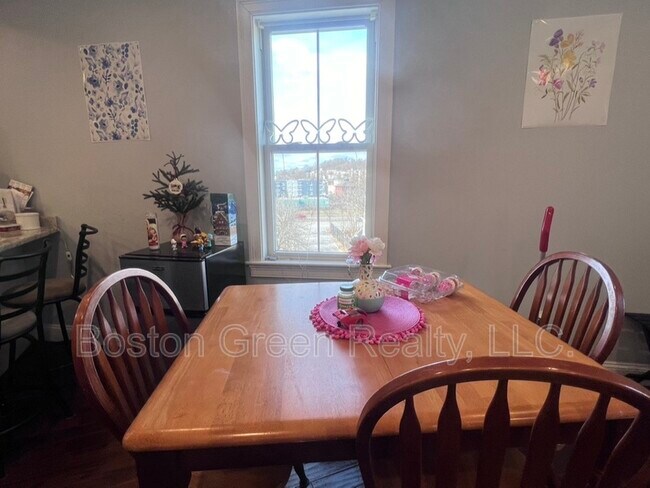 Photo - 140 Marcella St
