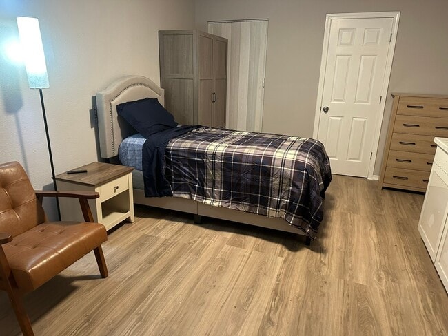 Photo - 10811 Cranbrook Rd