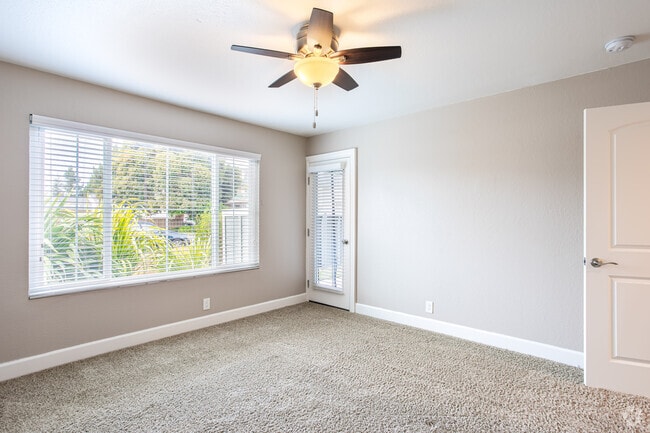 2BR, 1BA - 744SF