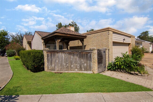 Photo - 910 Fleetwood Pl Dr