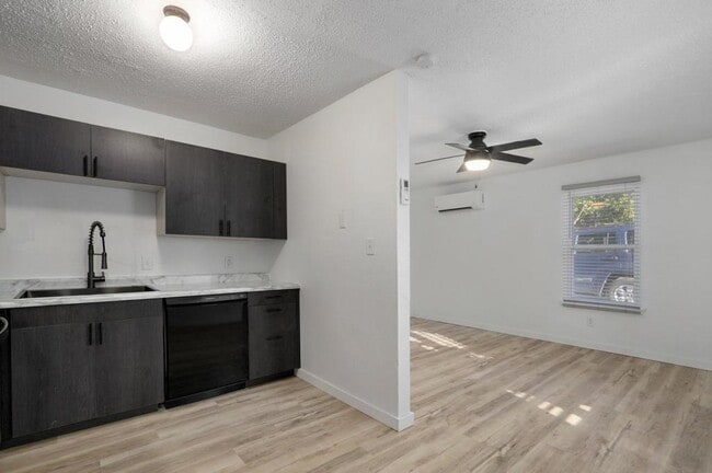 Photo - 301 W State St