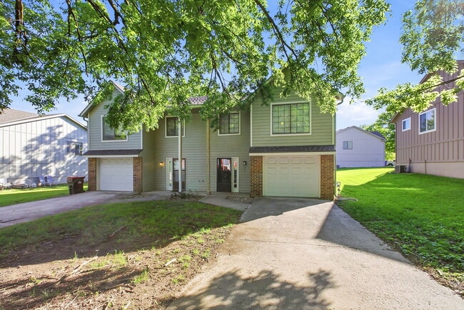 Photo - 20 NW Lakeview Blvd
