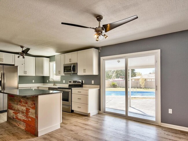 Building Photo - 3 Bedroom Home with pool in Destin on Kelly Street!
