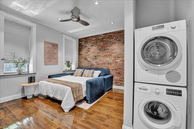 Building Photo - 346 E 18th St Rental