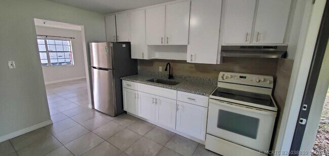 Photo - 2578 Seneca Ave