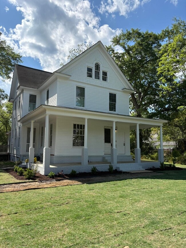 Building Photo - 1211 Mill St Unit 1211 A Mill Street