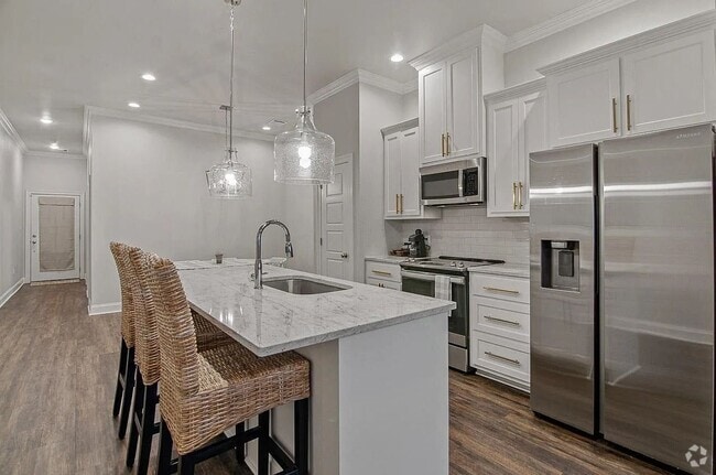 Building Photo - Elegant Furnished Townhouse in StoneLake V...
