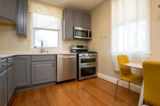 Photo - 1039 Evarts St NE