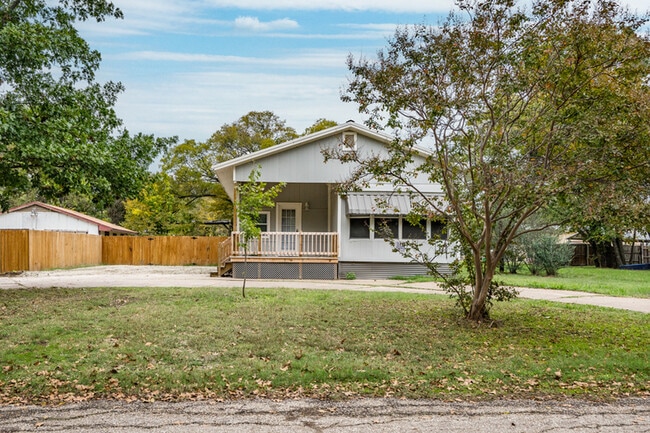 Building Photo - 112 Queenswood Dr