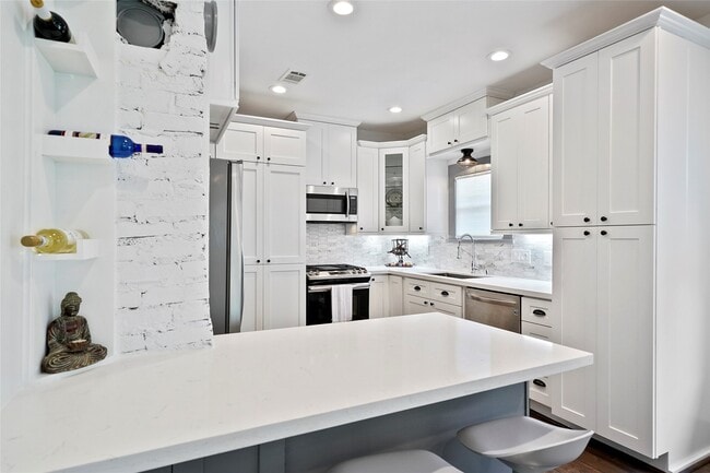 Building Photo - 325 N Sidney St