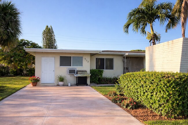 Photo - 717 NE 10 ST, APT 3 Hallandale, FL 33009