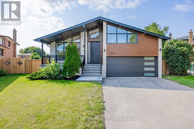 Photo - 690 Hillman Crescent