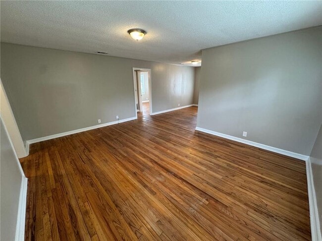 Photo - 900 Courtney St