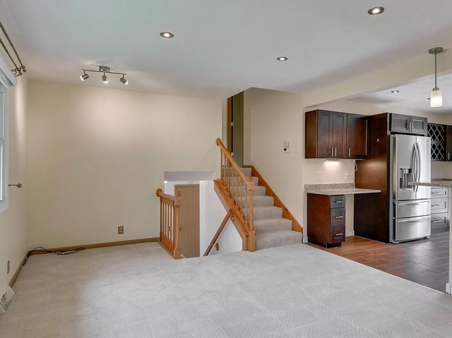 Photo - 4 bedroom Millard South Home!
