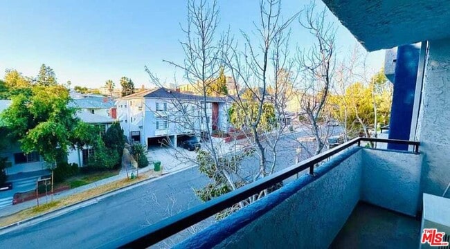 Photo - 10982 Roebling Ave Unidad 466