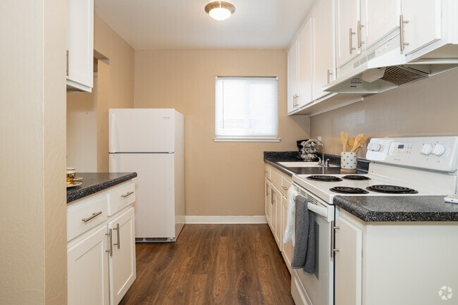 1BR, 1BA - 600SF - Kitchen
