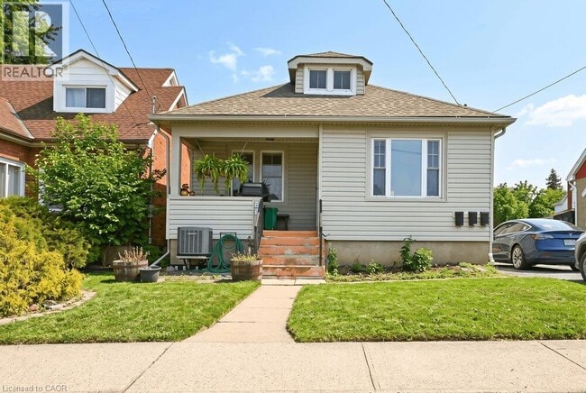 Photo - 66 Queen St S