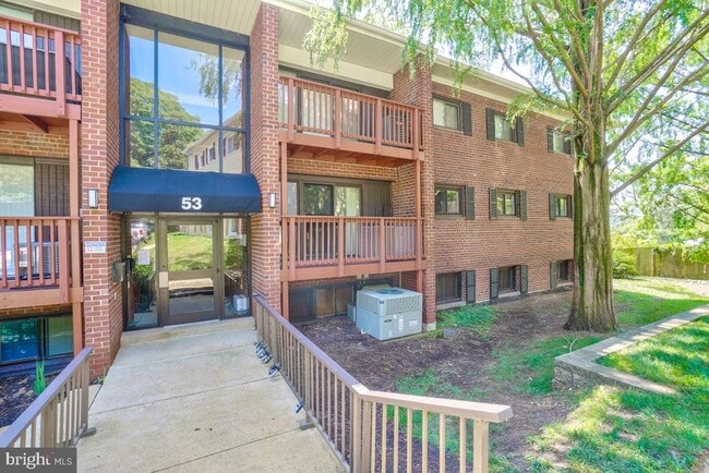 Building Photo - 53 Skyhill Rd Unit 204