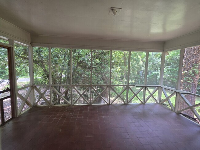 Photo - 220 Lakeshore Dr