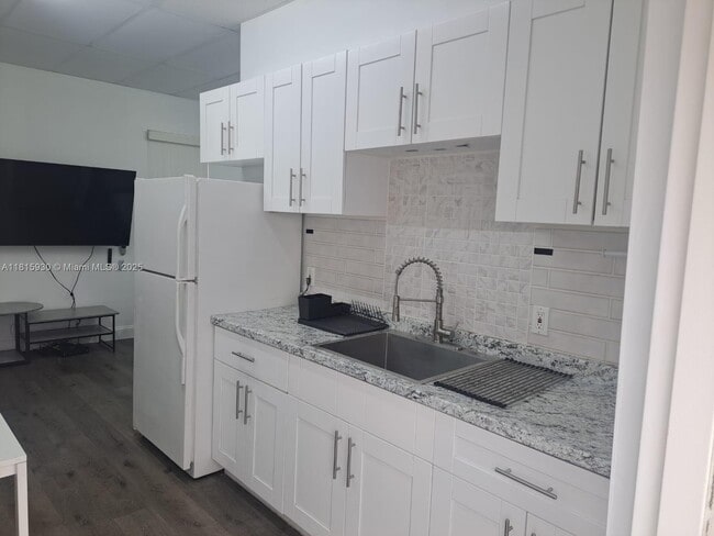 Photo - 4500 N Dixie Hwy Unit 104