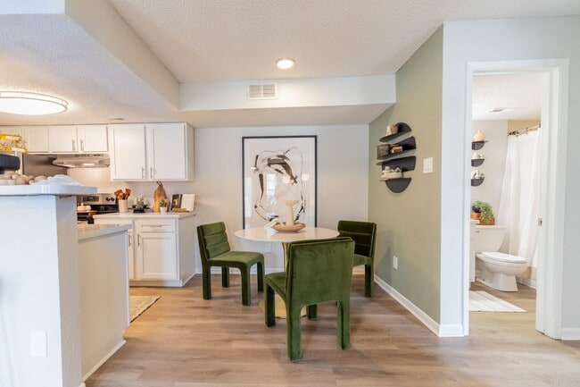 2BR, 2BA - 917SF