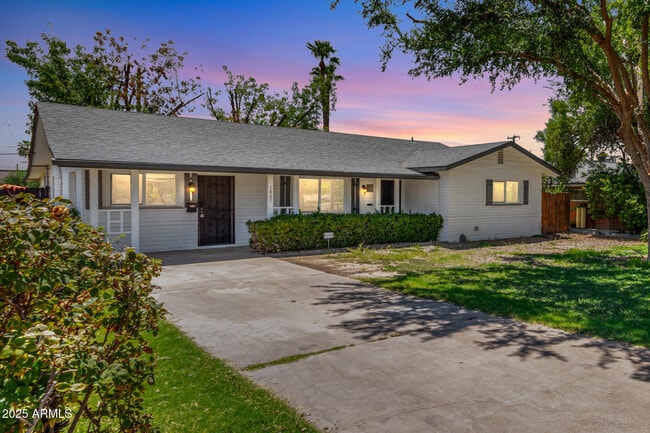 Photo - 1627 E Solano Dr House