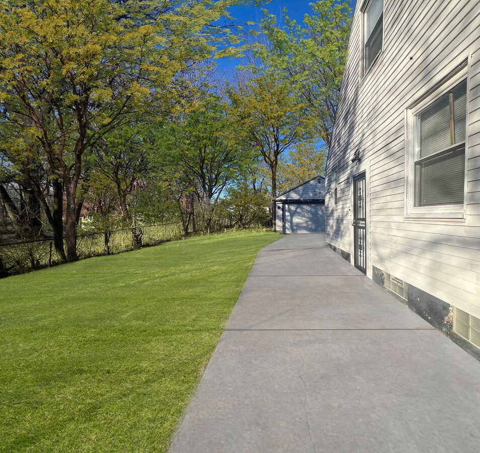 Photo - 22236 Lyndon St