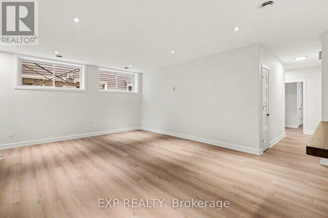 Photo - 1133 Montblanc Cres
