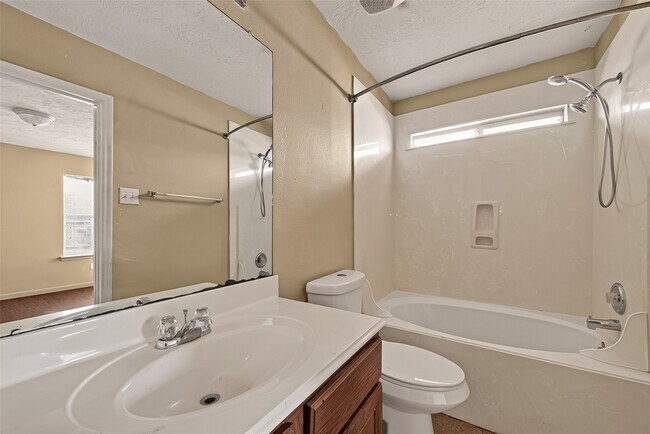 Photo - 827 Royal George Ln