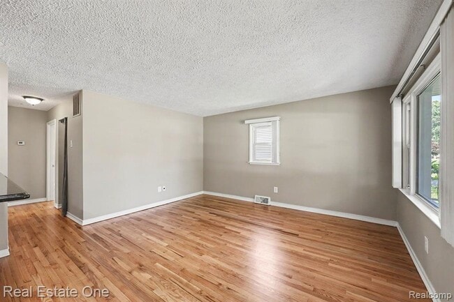 Photo - 1064 Woodslee Ave