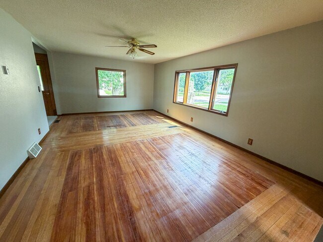 Photo - 609 N Edmunds- 3 bedroom, 1.5 bathroom house with a large garage, off street parking and central AC.