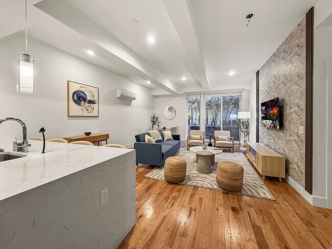 Photo - 236 W Thompson St Unit ID1055773P