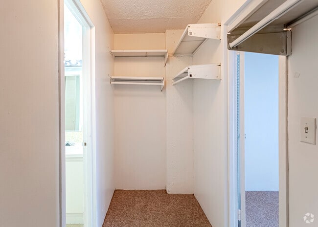 1 BDR / 1 BA - 646 Sq Ft