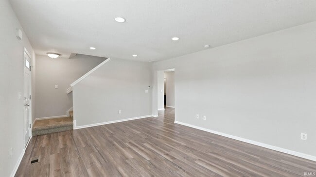 Photo - 422 Heyford Ct