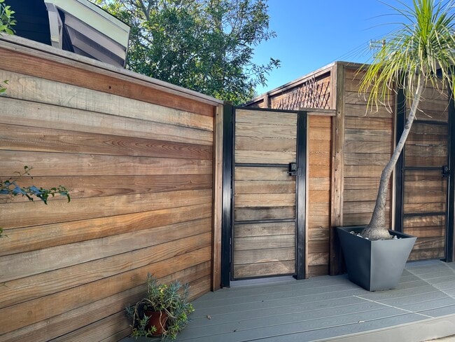 Photo - 7022 De Longpre Ave