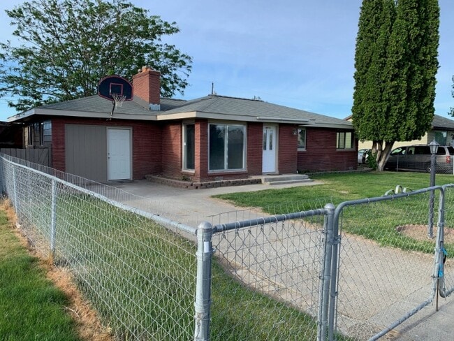 Photo - 215 J St SW
