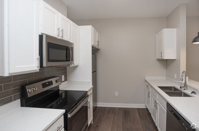 2BR, 2BA - 1009 SF