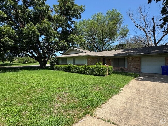 Building Photo - Corner Lot Waco Home