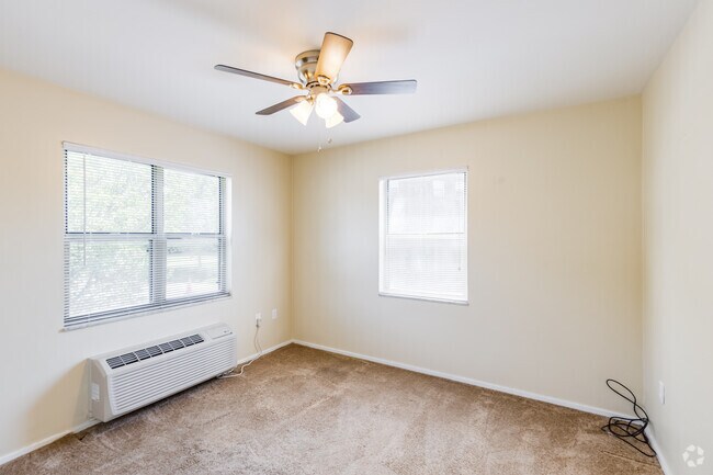 2BR, 1BA - 800SF - Bedroom