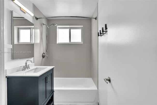 Photo - 9200 E Bay Harbor Dr Unidad 2A