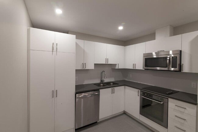 Building Photo - 3495 Rue de la Montagne Unit 307