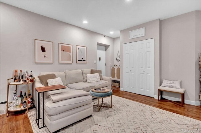 Building Photo - 25 W Broadway Unit 110