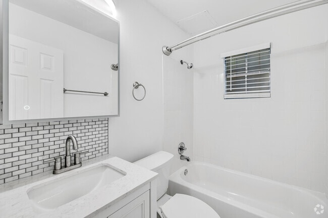 2br, 1ba - 705sqft Bathroom